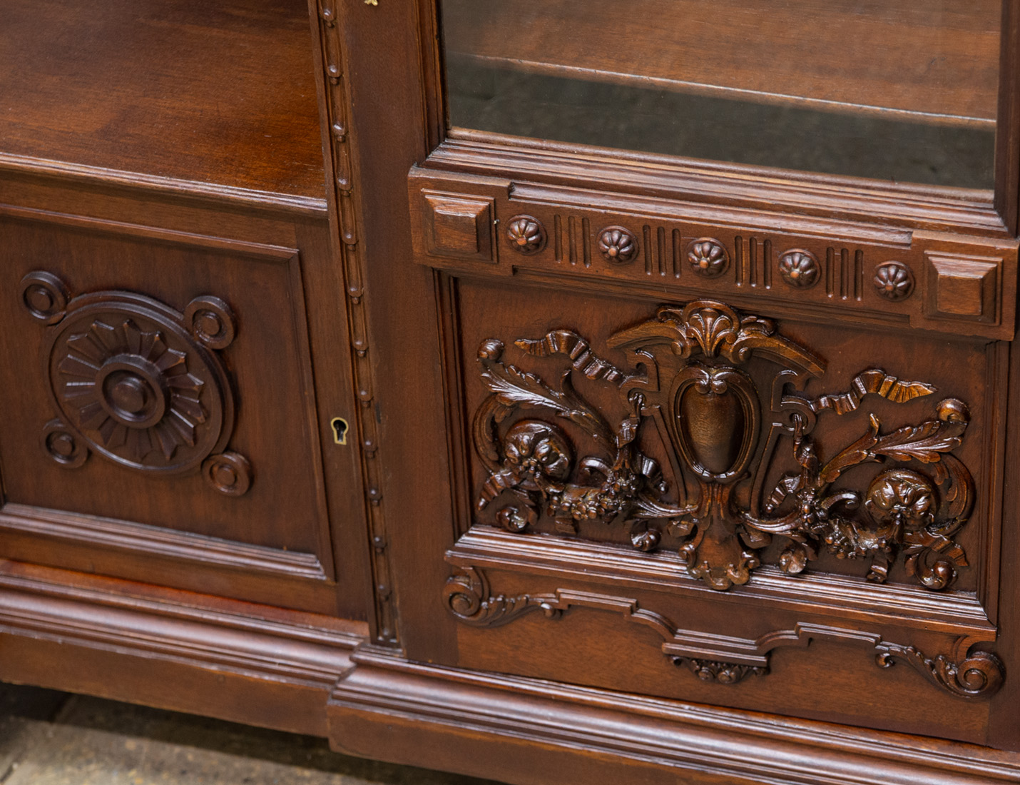 Реставрация антикварного поставца