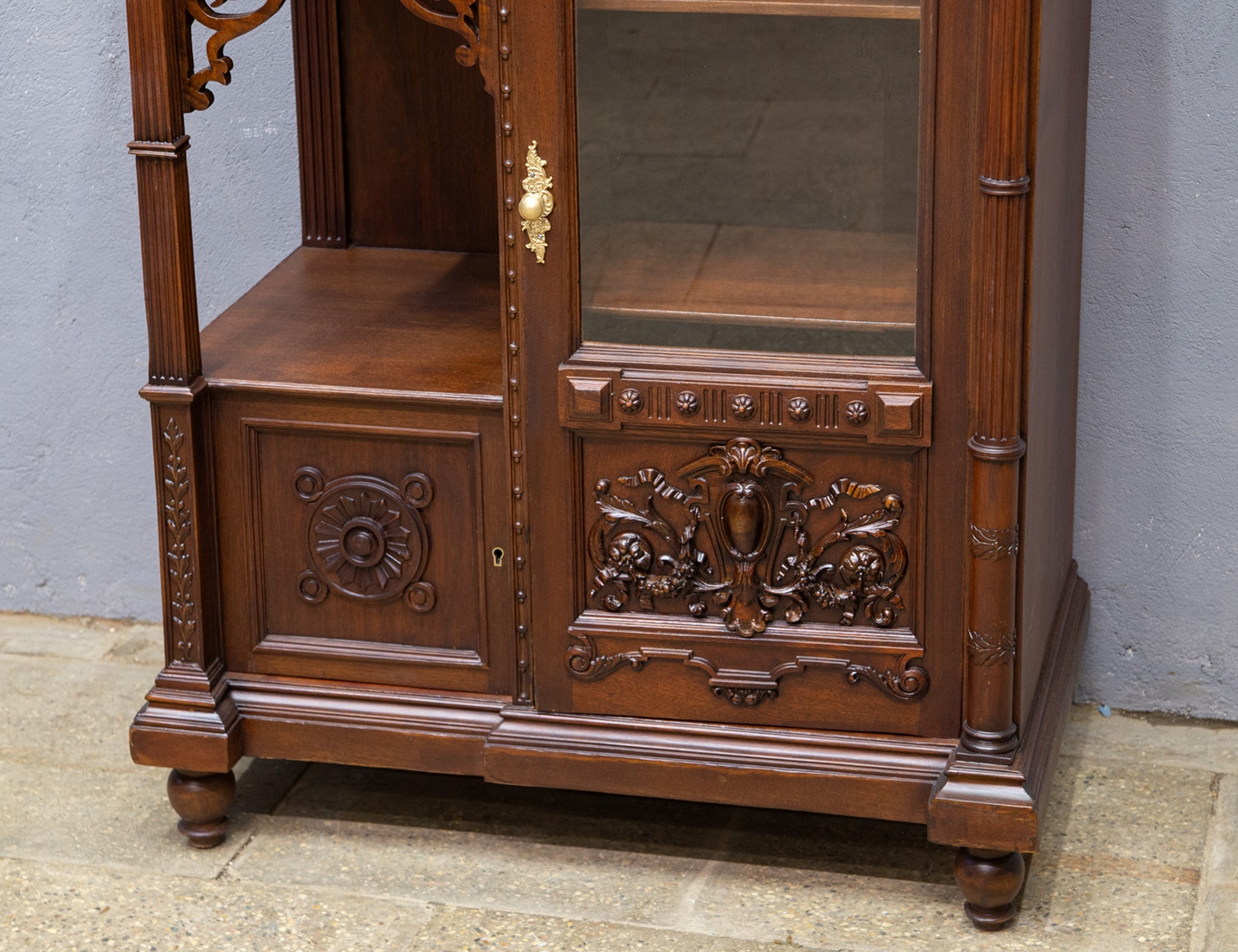 Реставрация антикварного поставца