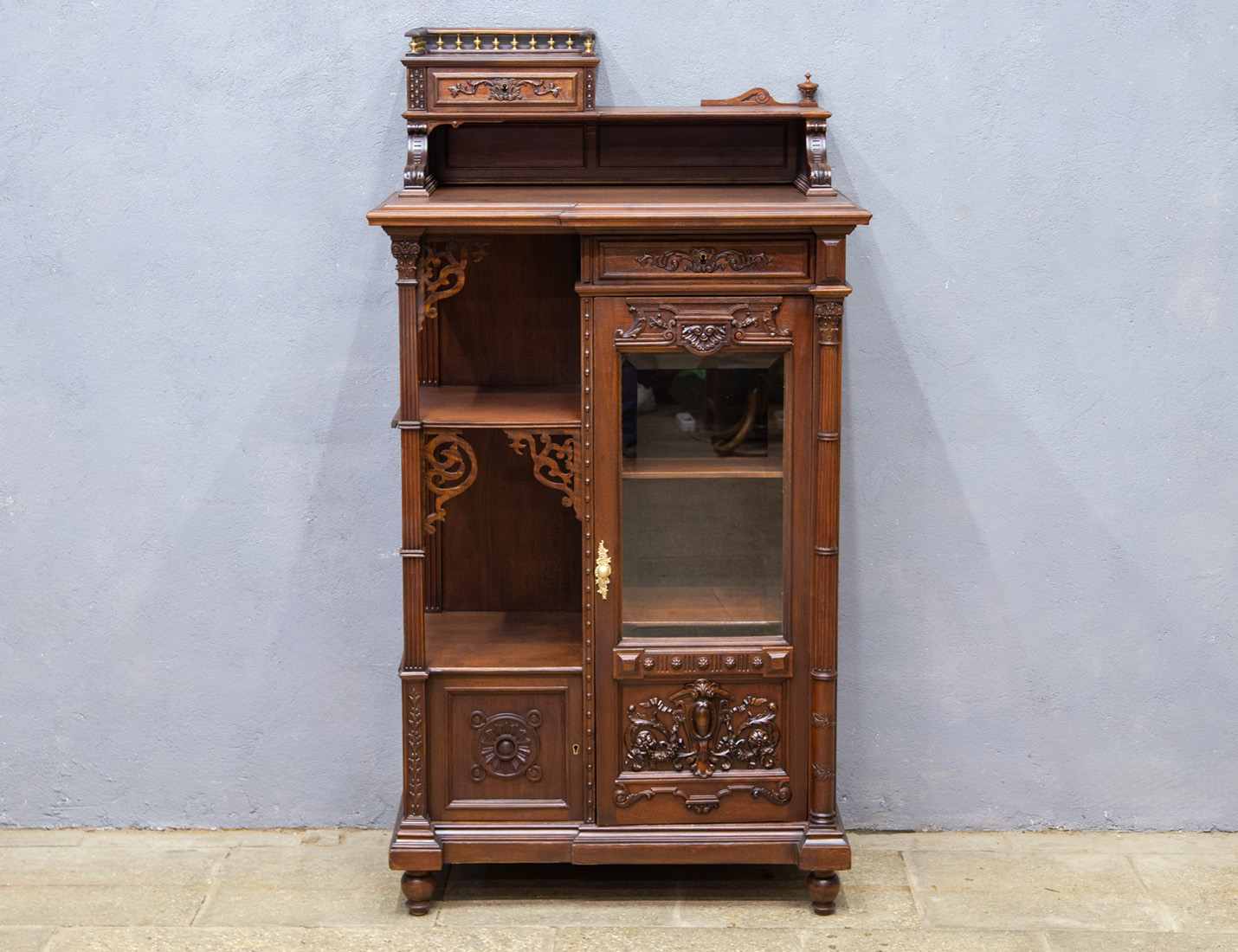 Реставрация антикварного поставца