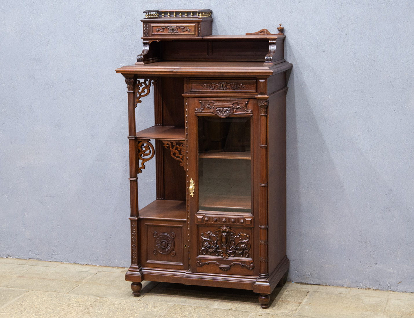 Реставрация антикварного поставца