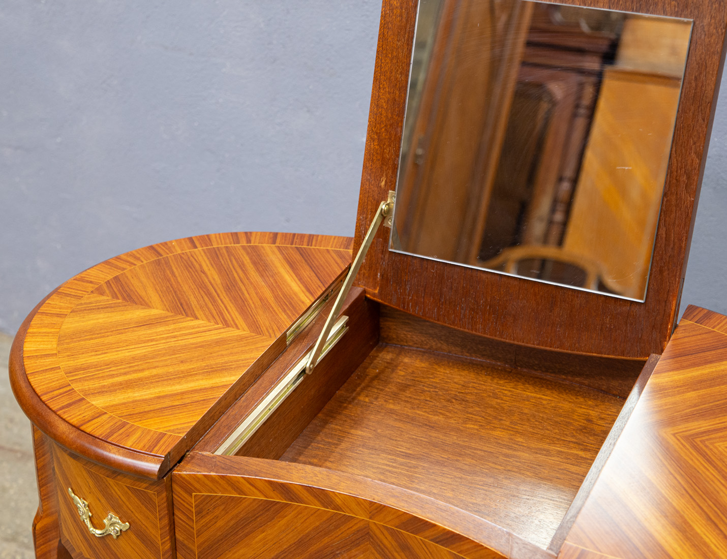 Реставрация антикварного туалетного столика