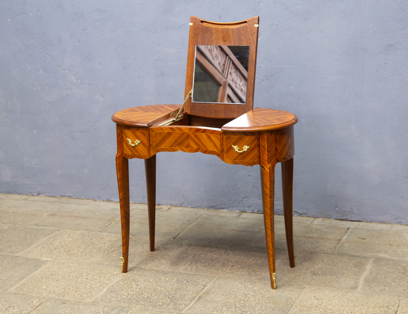 Реставрация антикварного туалетного столика