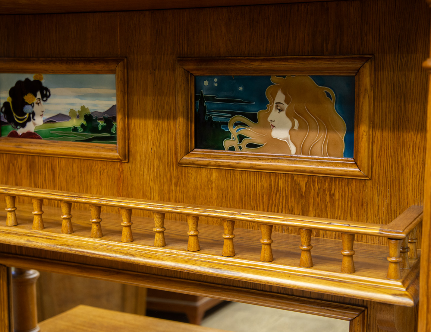 Реставрация антикварного десертного буфета в стиле модерн