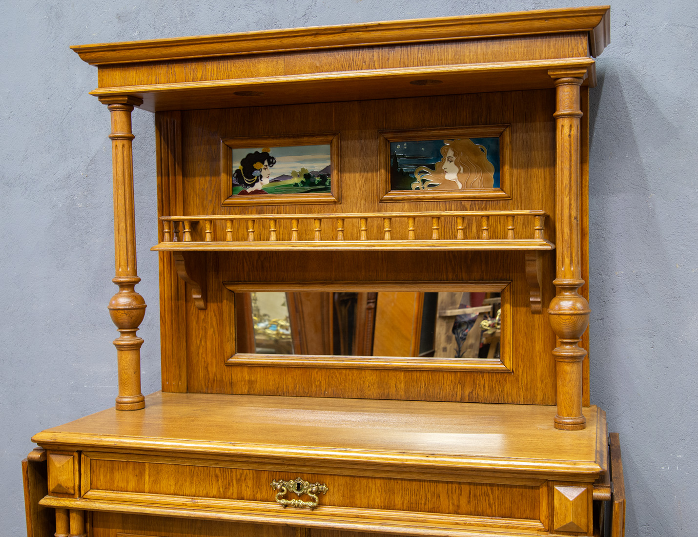 Реставрация антикварного десертного буфета в стиле модерн