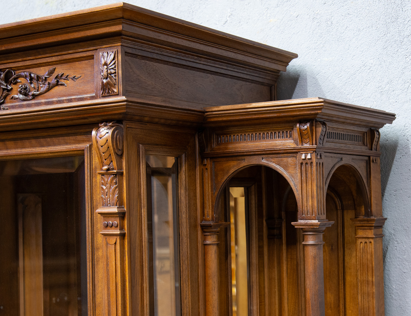 Реставрация антикварной витрины в стиле Ренессанс