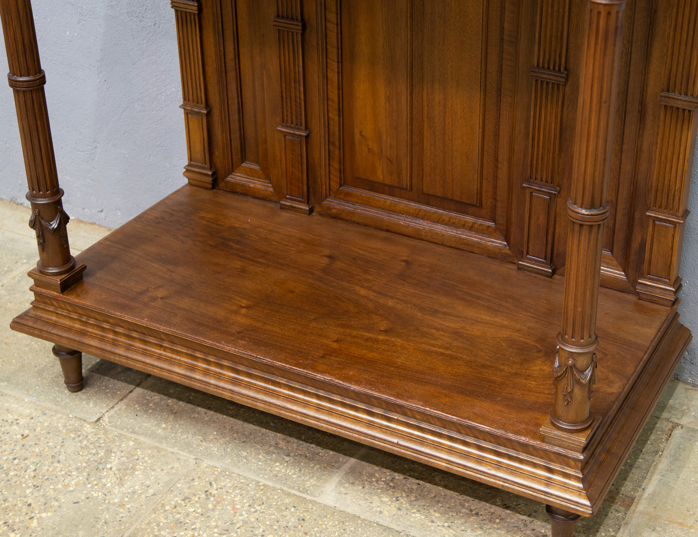 Реставрация антикварной витрины в стиле Ренессанс