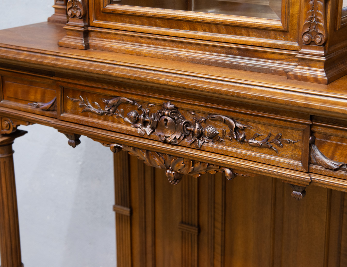 Реставрация антикварной витрины в стиле Ренессанс