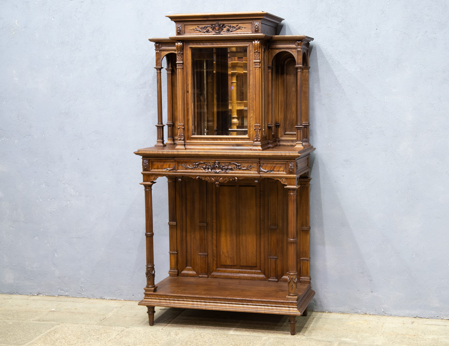 Реставрация антикварной витрины в стиле Ренессанс