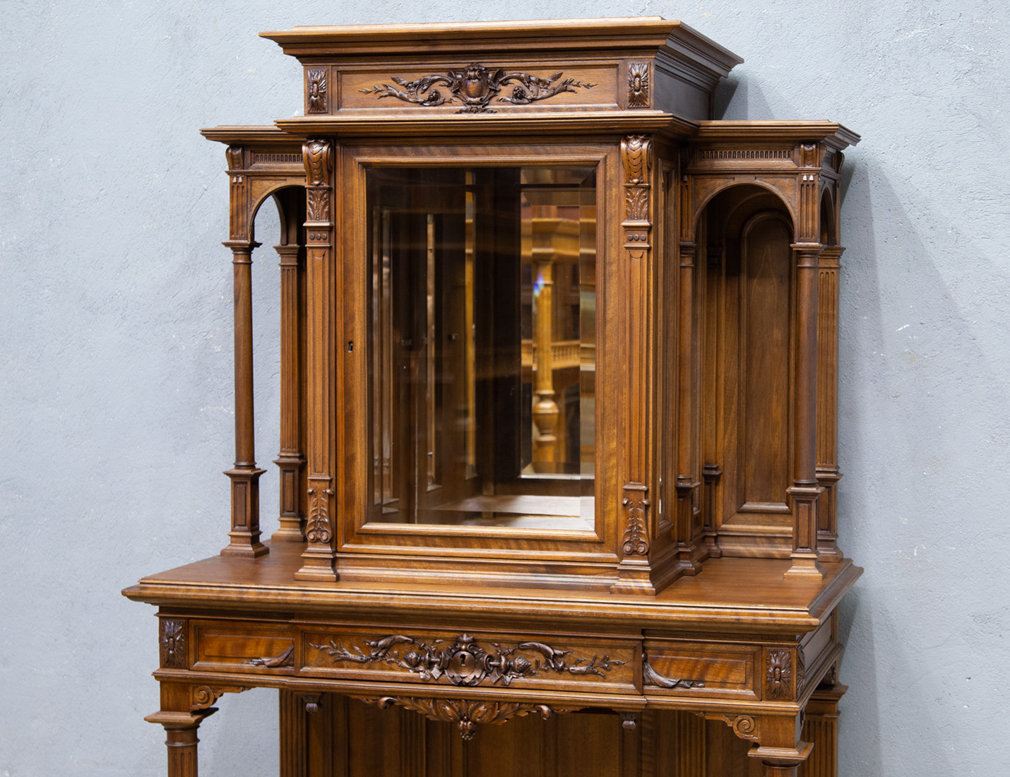 Реставрация антикварной витрины в стиле Ренессанс