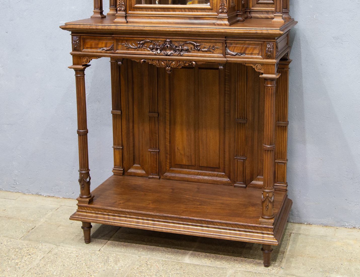 Реставрация антикварной витрины в стиле Ренессанс