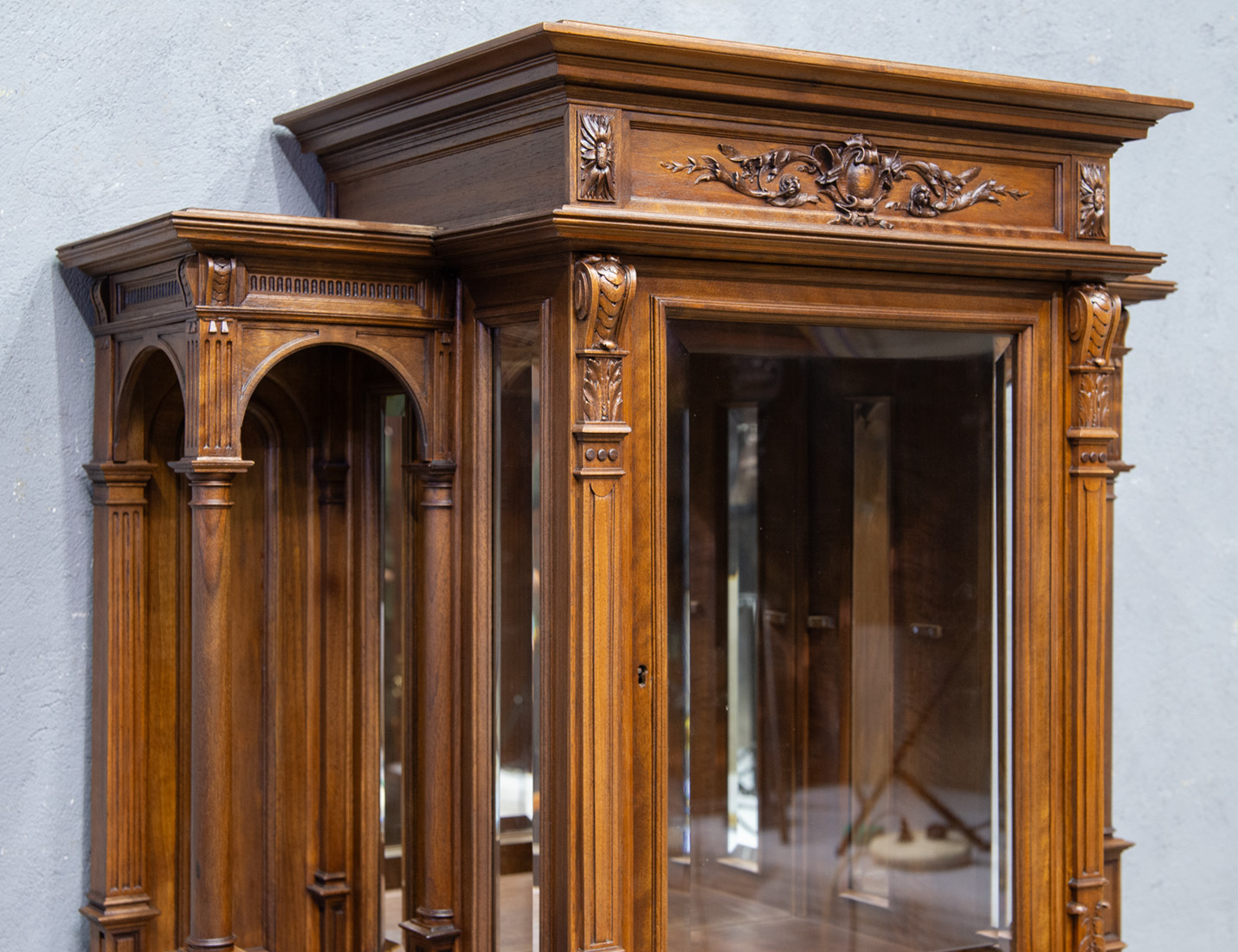 Реставрация антикварной витрины в стиле Ренессанс