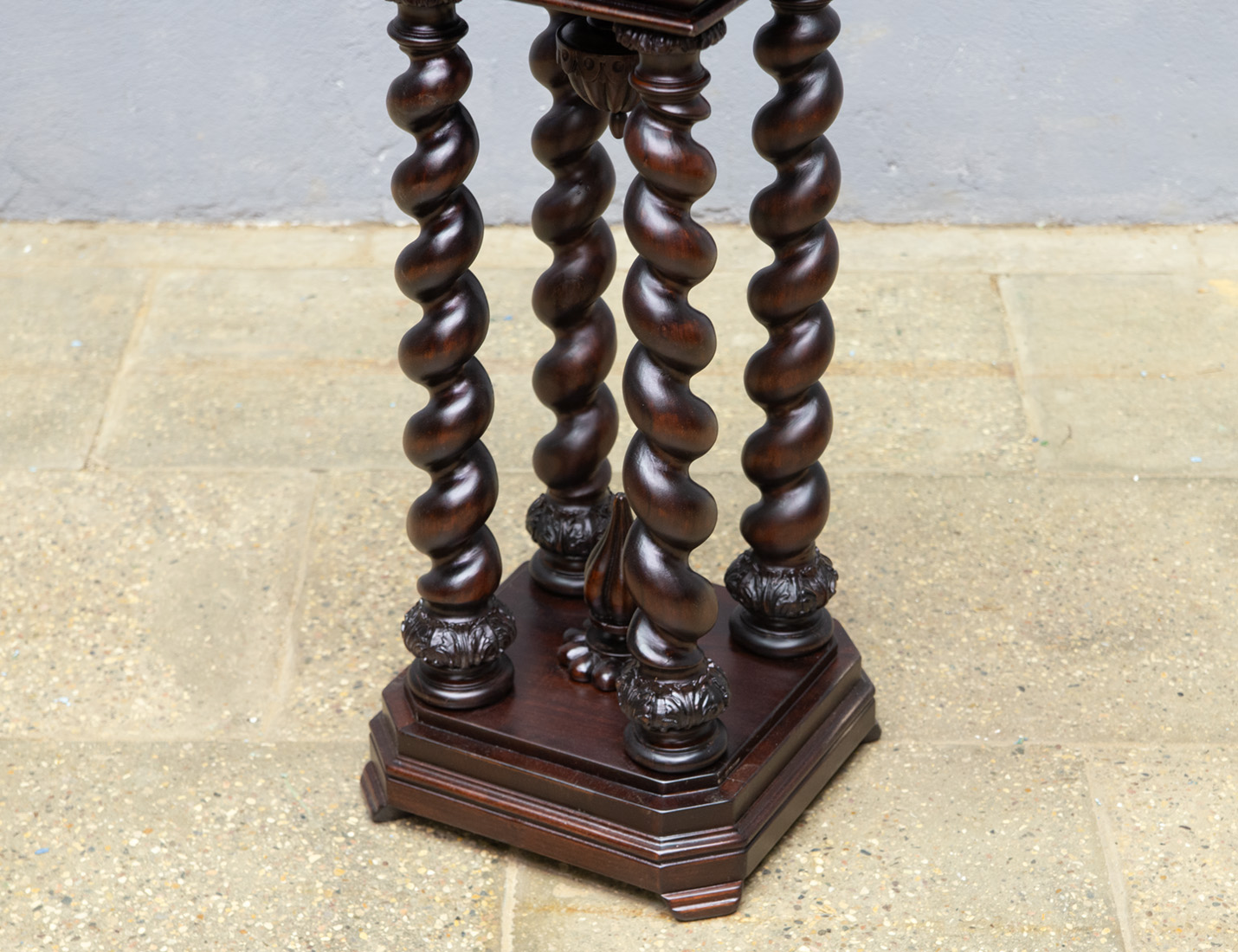 Реставрация антикварного пьедестала в стиле Барокко