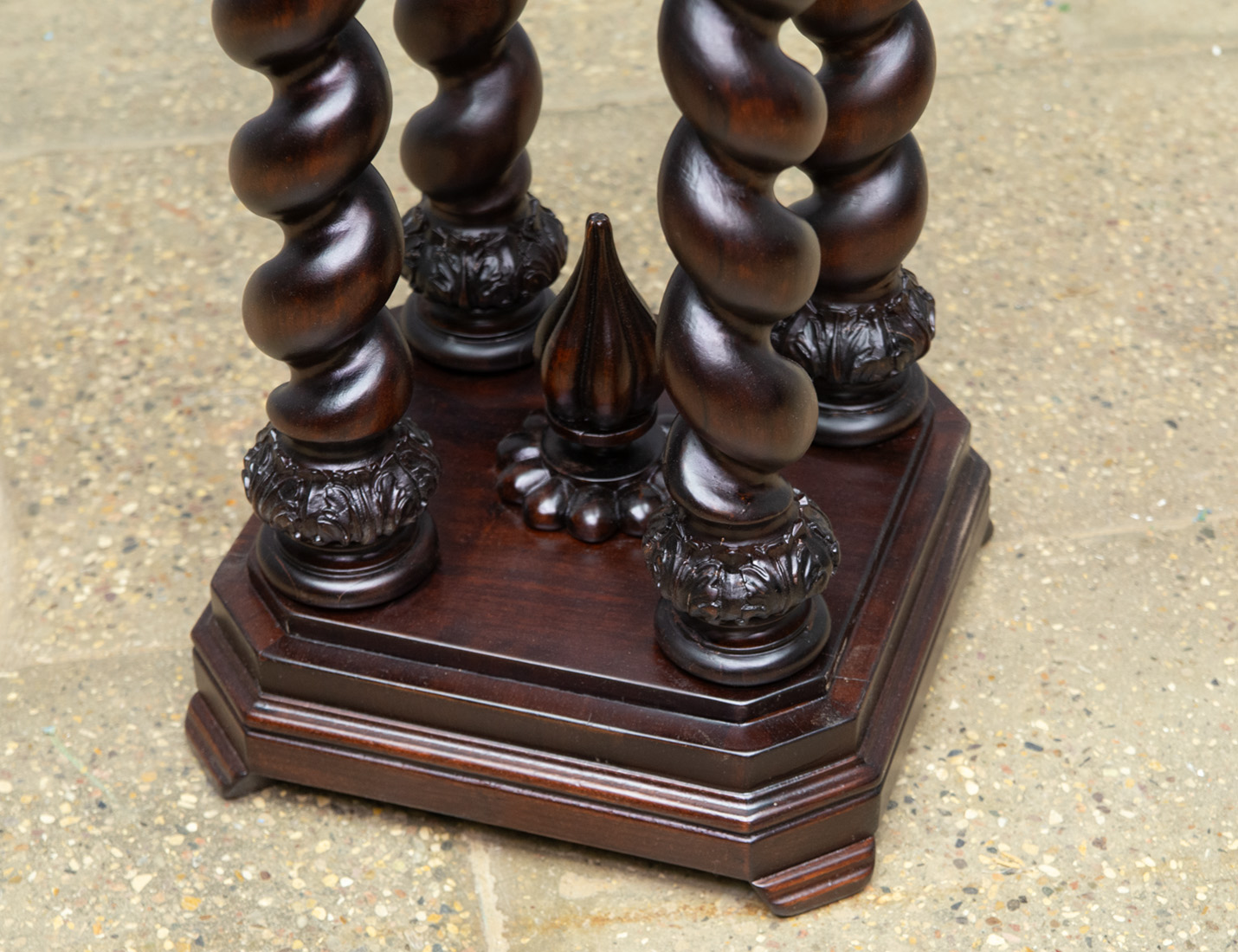 Реставрация антикварного пьедестала в стиле Барокко