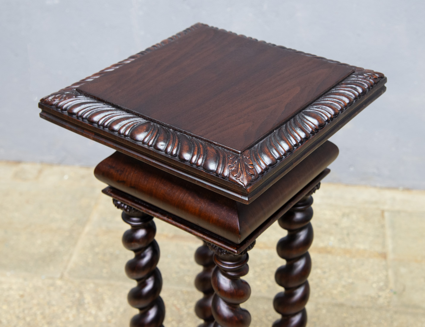 Реставрация антикварного пьедестала в стиле Барокко