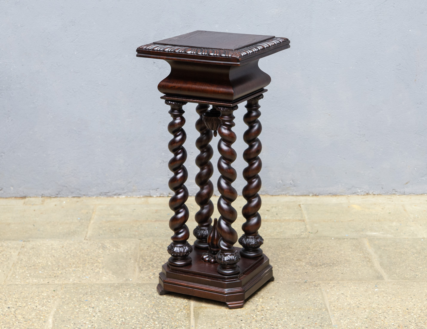 Реставрация антикварного пьедестала в стиле Барокко