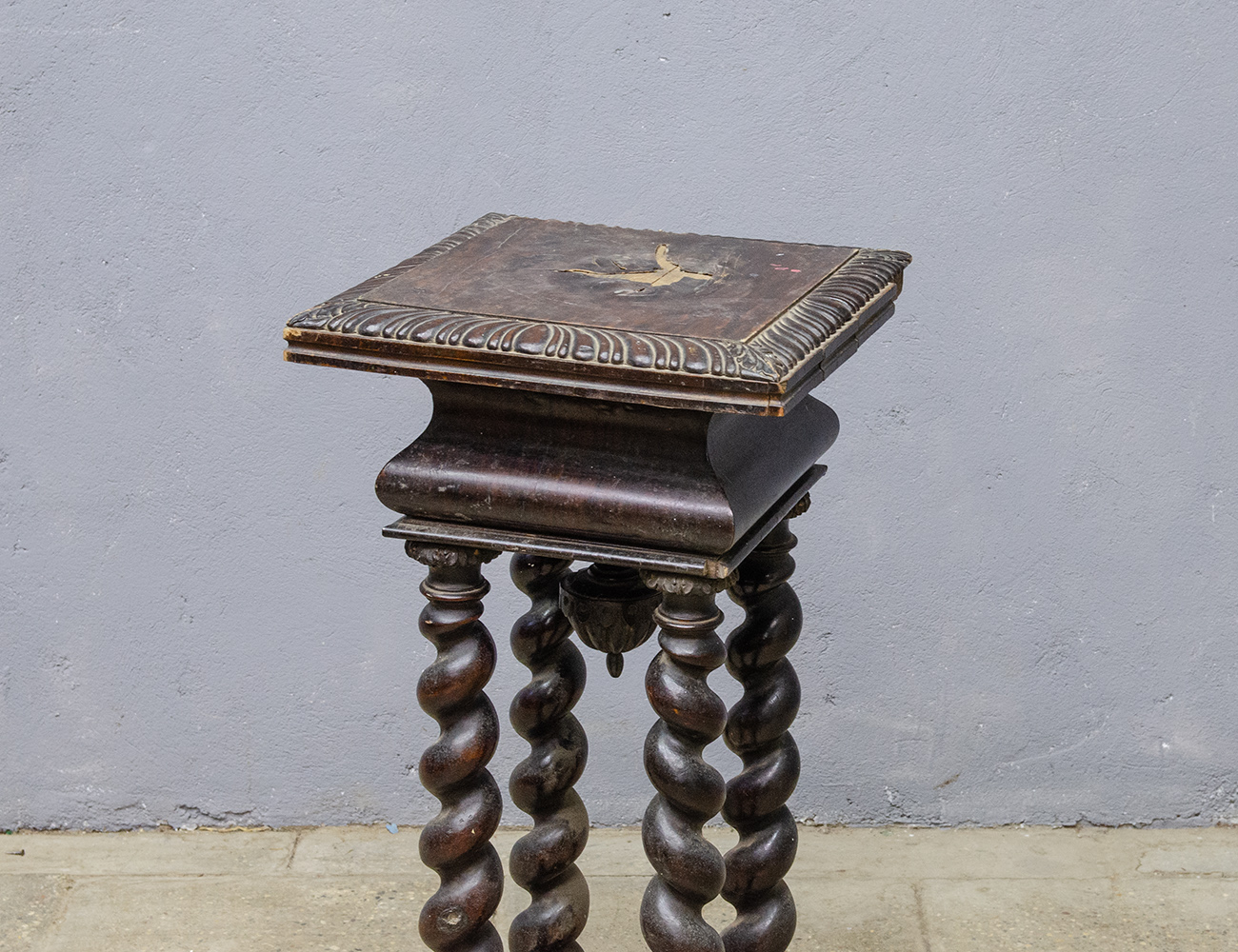 Реставрация антикварного пьедестала в стиле Барокко