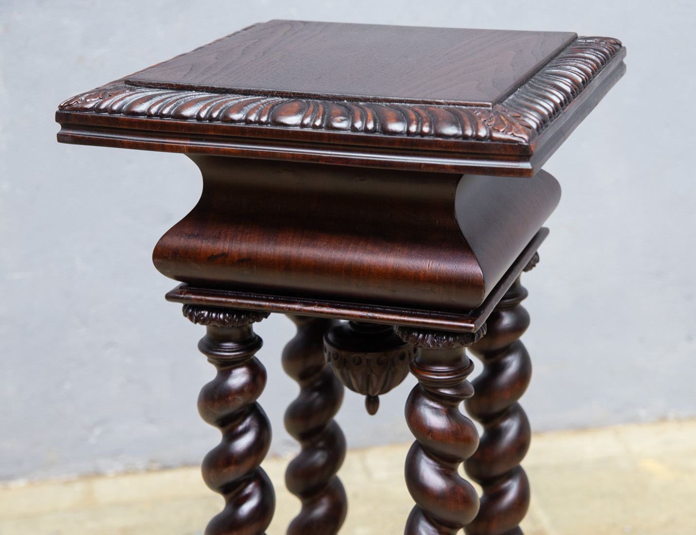 Реставрация антикварного пьедестала в стиле Барокко