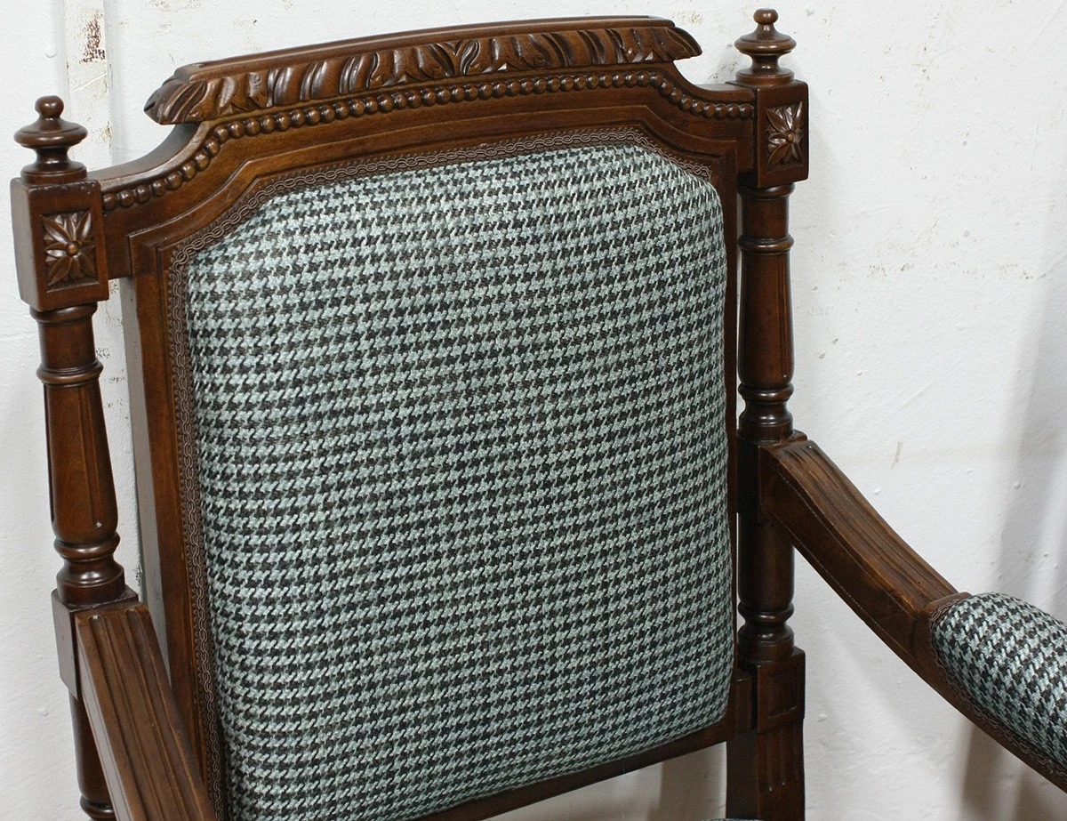 Реставрация пары старинных кресел