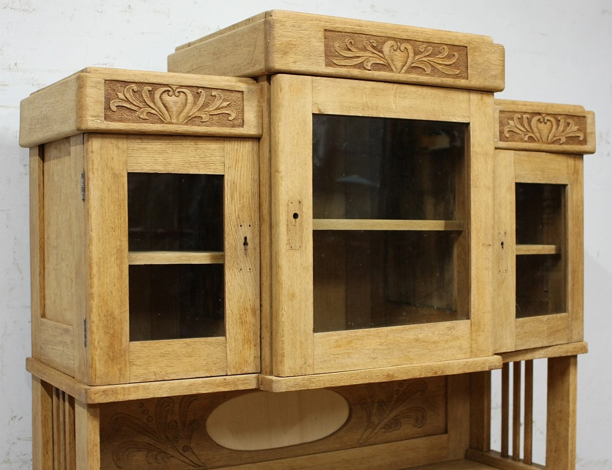 Зачистка и отделка дубового буфета