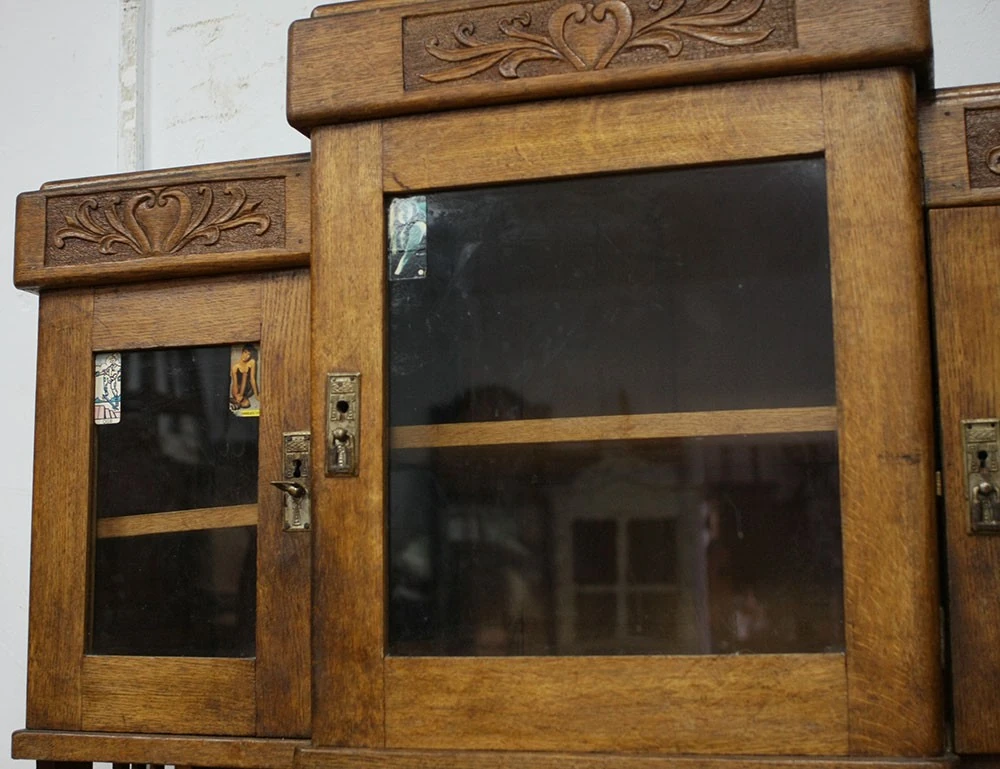 Зачистка и отделка дубового буфета