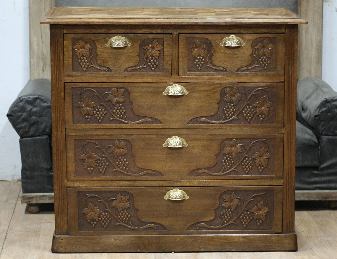 Реставрация дубового комода с виноградом