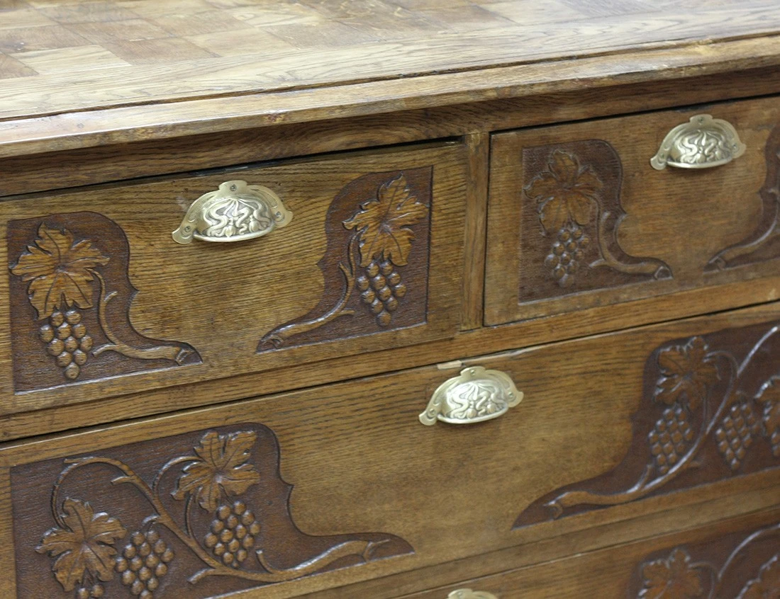 Реставрация дубового комода с виноградом