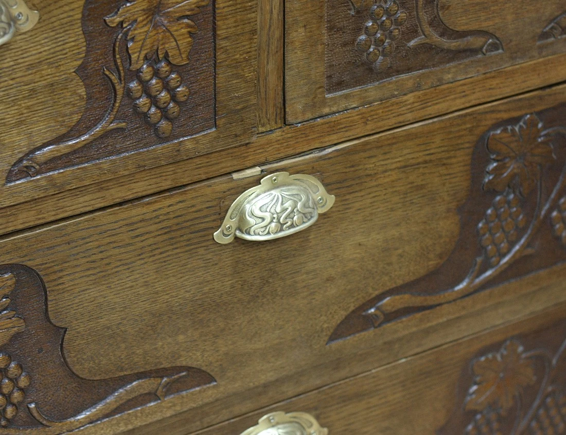 Реставрация дубового комода с виноградом