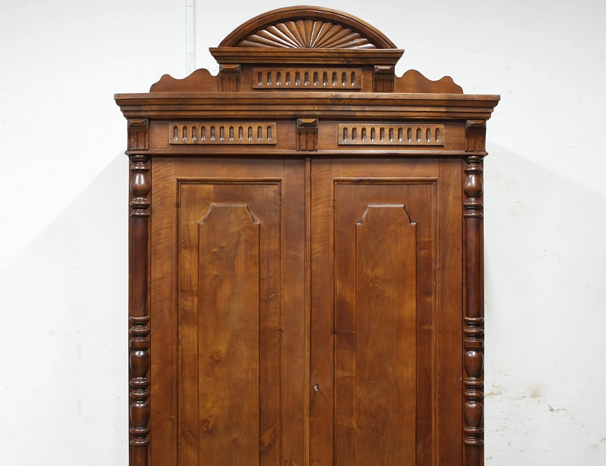 Реставрация антикварного платяного шкафа