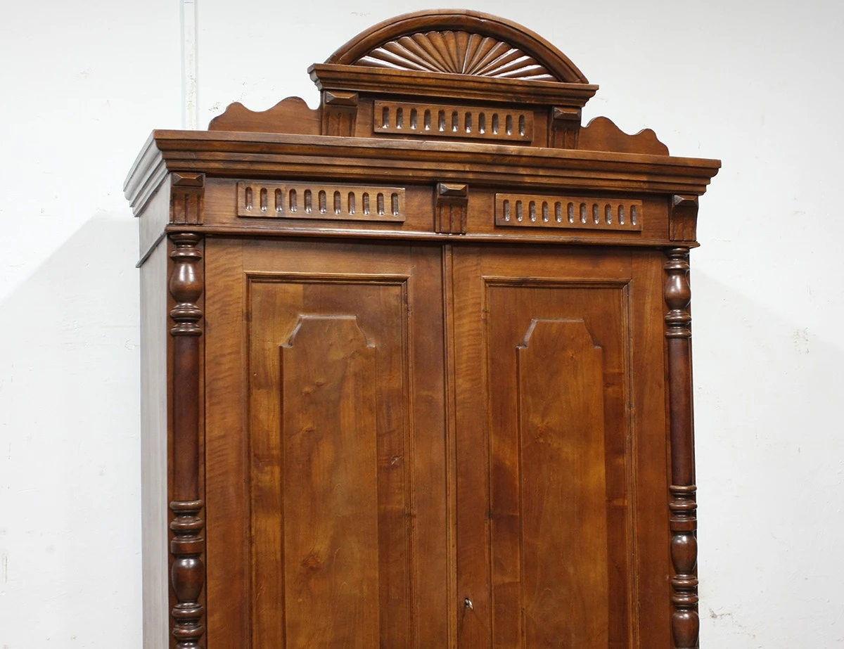 Реставрация антикварного платяного шкафа