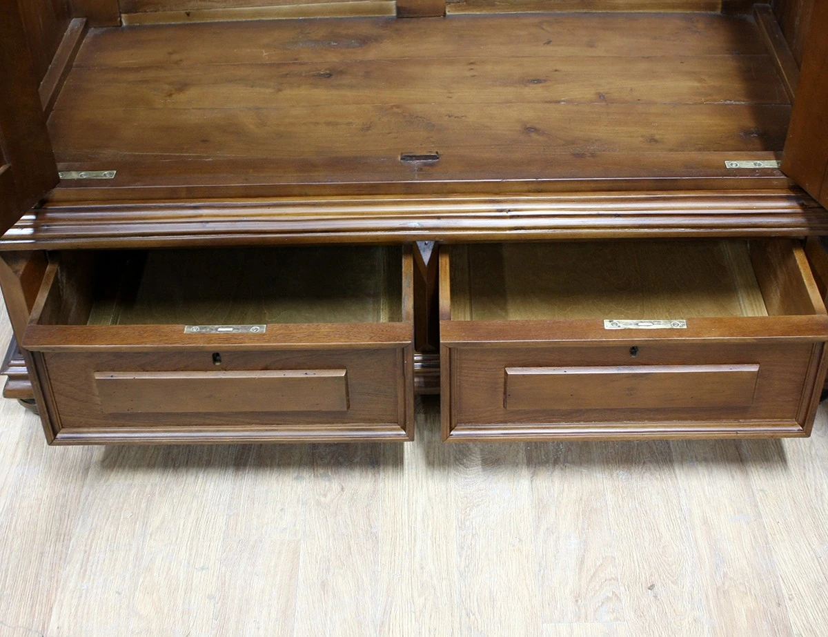 Реставрация антикварного платяного шкафа