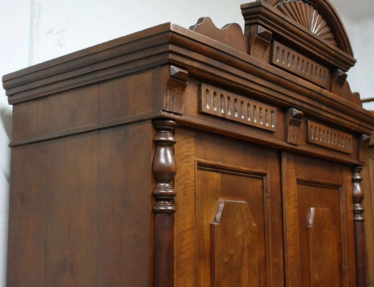 Реставрация антикварного платяного шкафа