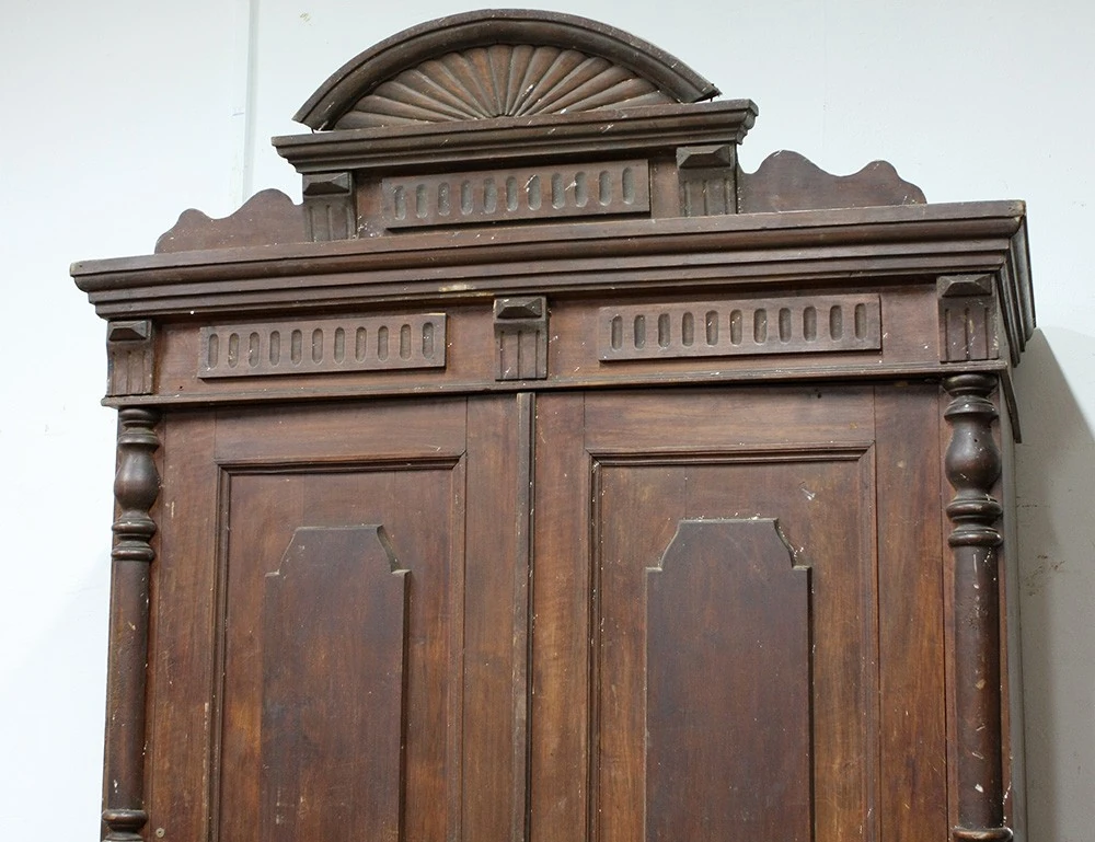 Реставрация антикварного платяного шкафа