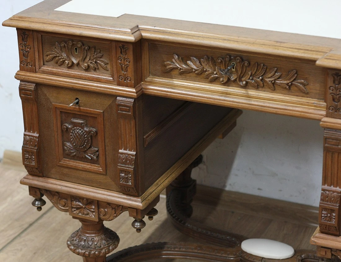 Реставрация орехового стола 19 века