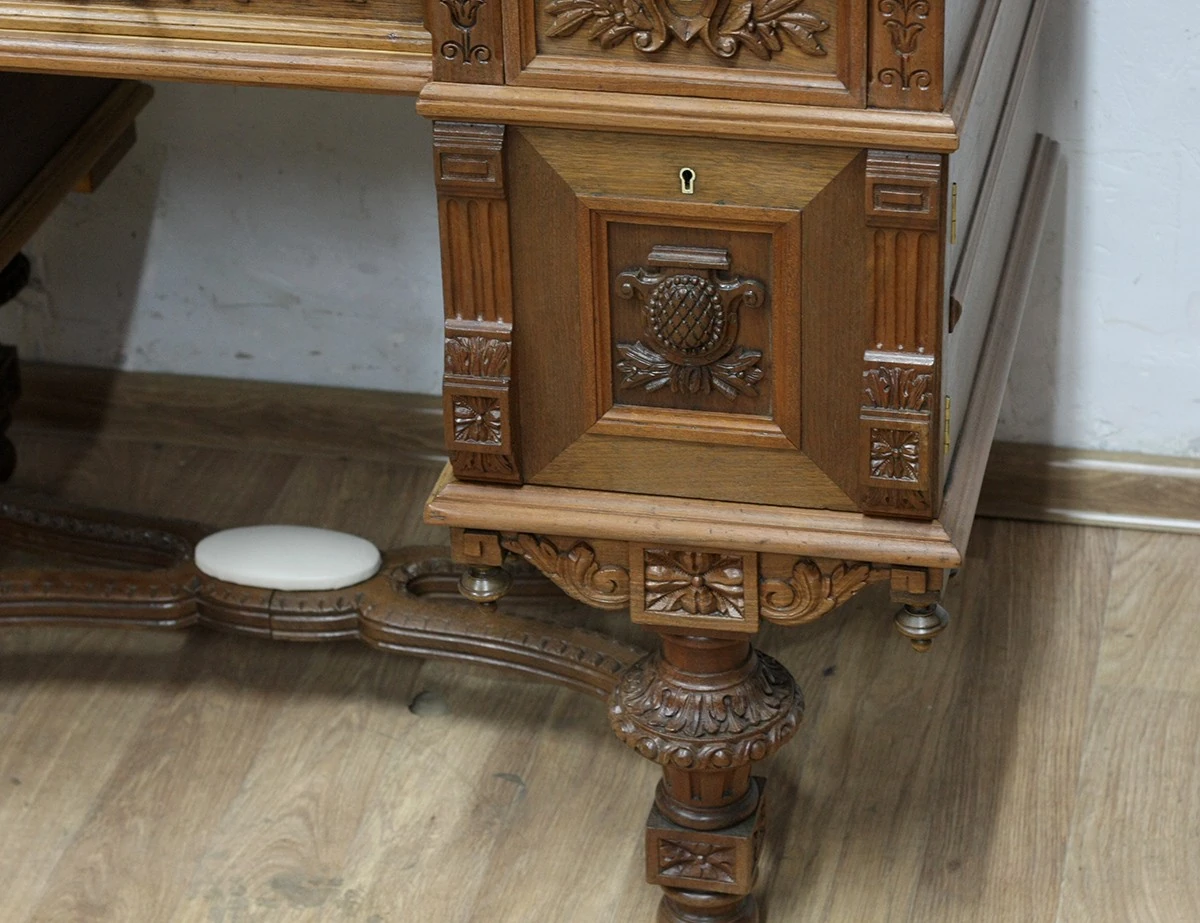 Реставрация орехового стола 19 века