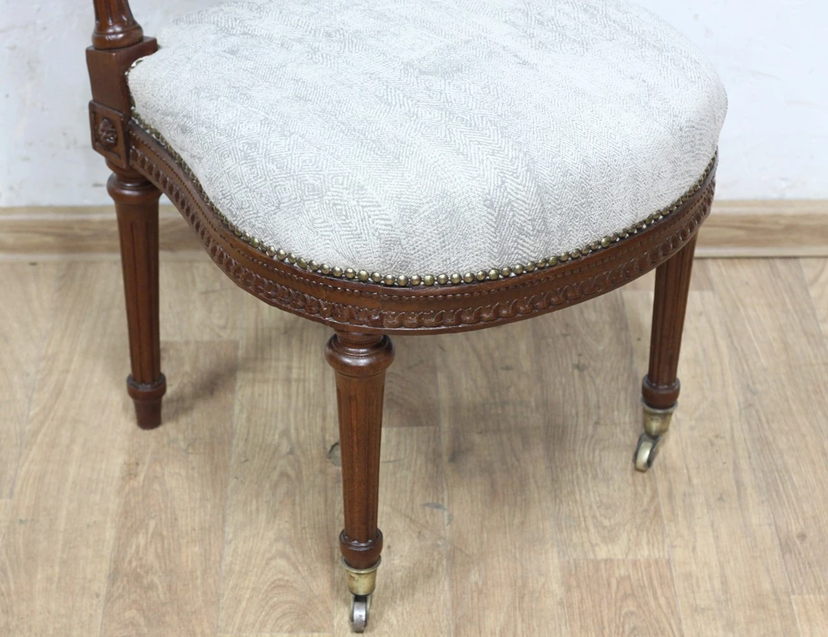 Реставрация антикварного дамского стульчика