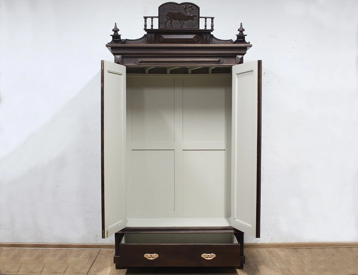 Реставрация платяного шкафа с оленем