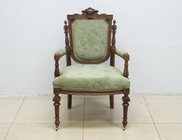 Реставрация антикварного кресла с резьбой, 19 век