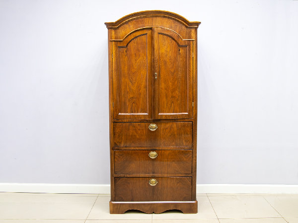 Реставрация антикварного шкафа монашки