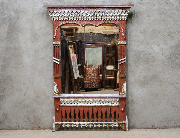 Установка зеркала в старинный наличник