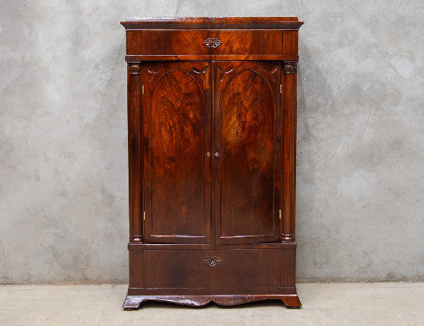 Реставрация антикварного шкафа красного дерева