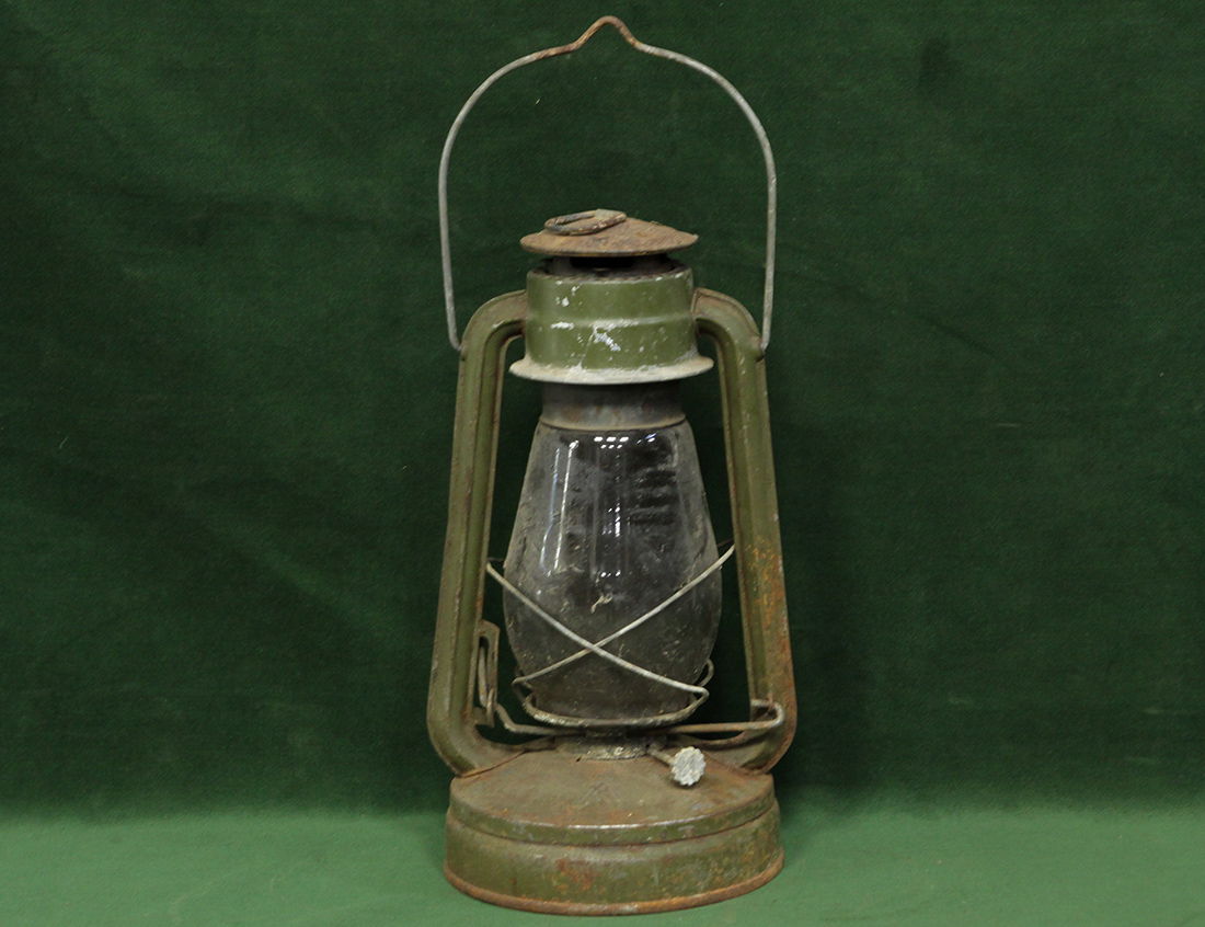 Старинный керосиновый фонарь