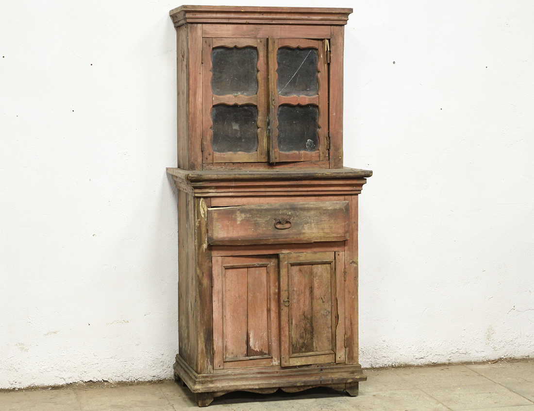 Старинный деревенский буфет