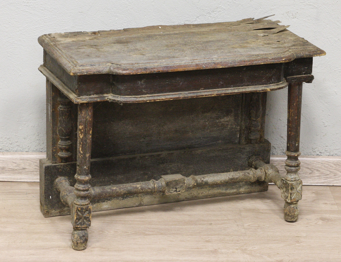 Старинная консоль