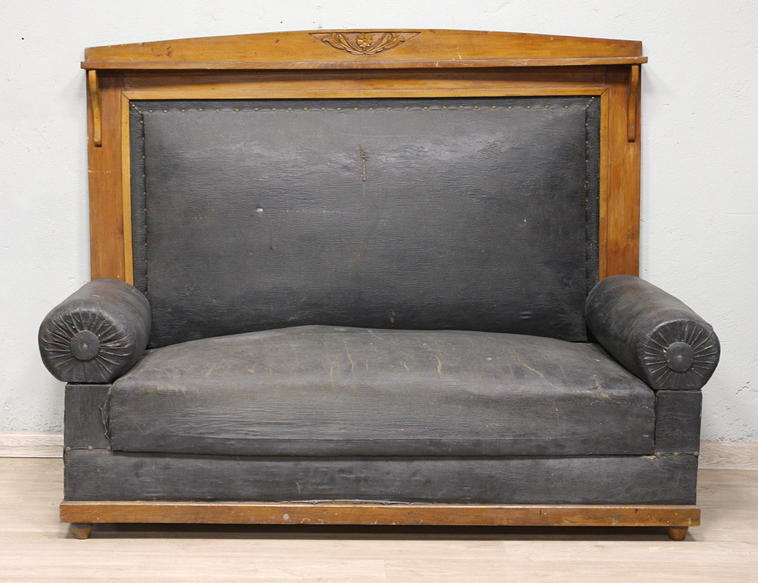 Антикварные диваны. Диван сталинский Честер резной. Старинный диван с высокой спинкой. Старинный сталинский диван. Старинный кожаный диван.