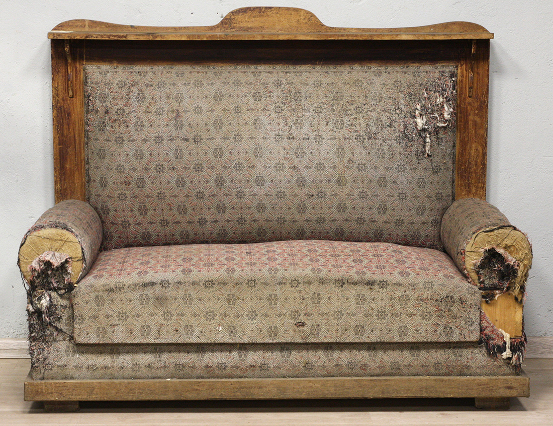 Антикварные диваны. Диван сталинский Ампир. Старый диван. Старинный диван с валиками. Старые диваны с высокой спинкой и валиками.