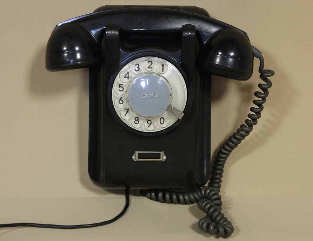 Купить советский телефон. Настенный телефонный аппарат эбонитовый. Старый телефонный аппарат. Настенный телефонный аппарат ретро. Настенный телефонный аппарат СССР.