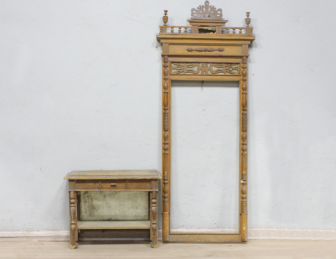 Старинное зеркало с консолью