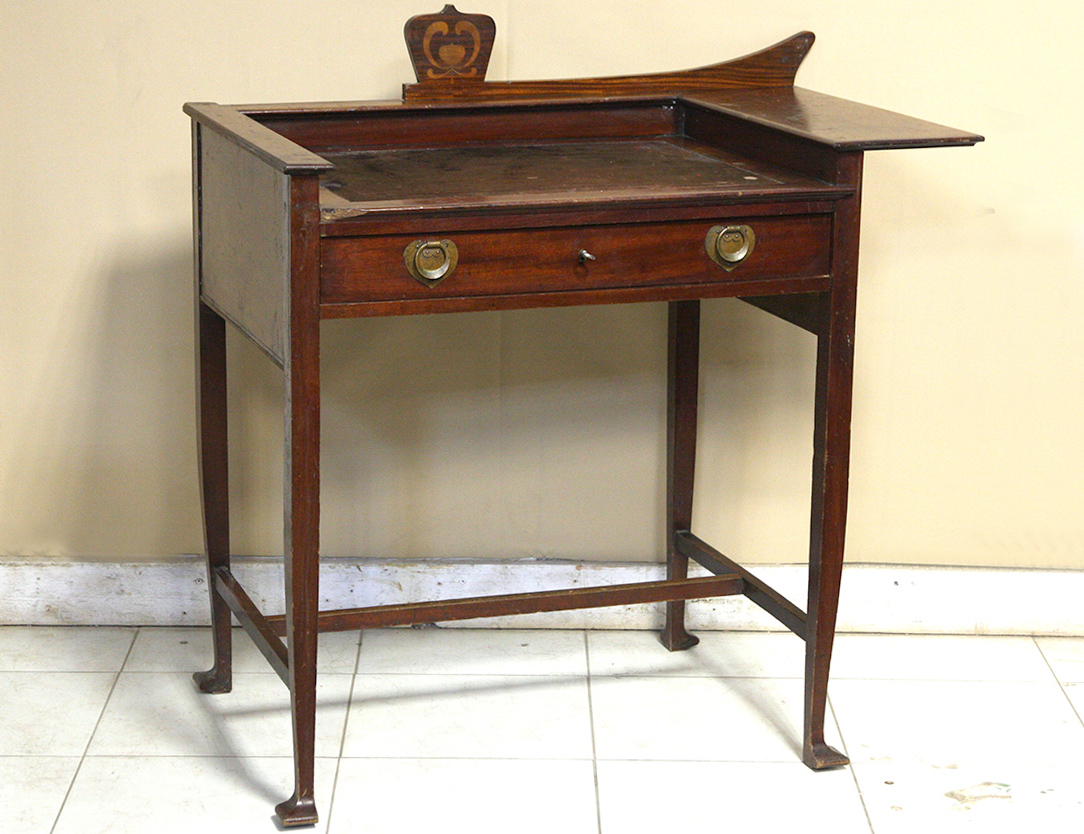 Кабинетный столик красного дерева