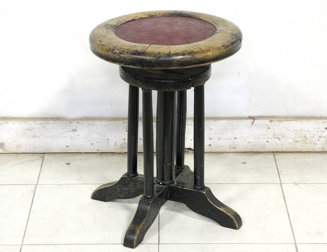 Старинный винтовой табурет