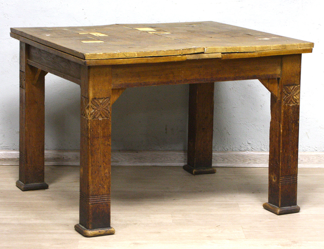 Стол в древности. Обеденный стол Сибиряка 19 века. Дубовый обеденный стол 19 век. Старинный стол. Старый дубовый стол.
